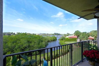 303 - 1701 Marina Isle Way, Condo with 2 bedrooms, 2 bathrooms and null parking in Jupiter FL | Image 3