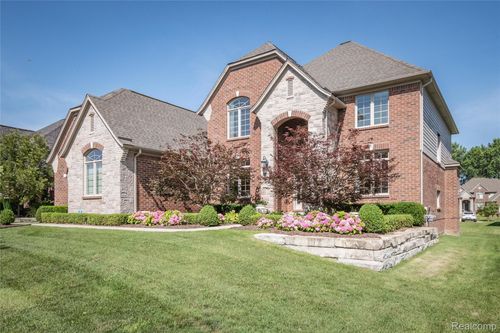 55712 Glenbrooke Dr, Shelby Twp, MI, 48316-6316 | Card Image