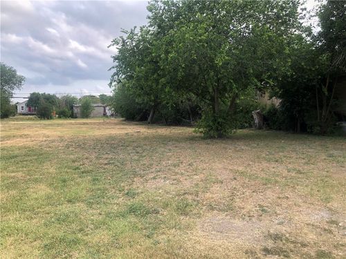 618 W Avenue E, Robstown, TX, 78380-2559 | Card Image