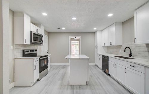 1007 San Jacinto St, Highlands, TX, 77562-3546 | Card Image