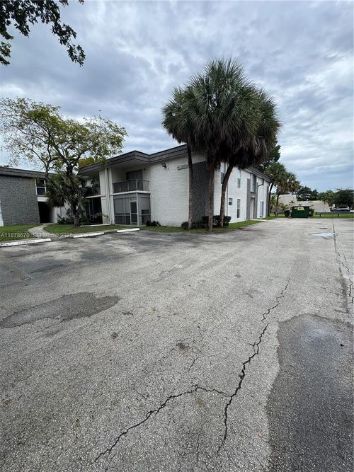 bb2-10353 N Kendall Dr, Miami, FL, 33176-1626 | Card Image