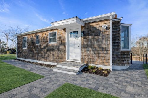 33 Oceanview Rd, Hampton Bays, NY, 11946-1612 | Card Image