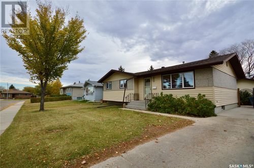 32 Stewart Ave, Saskatoon, SK, S7L3S6 | Card Image