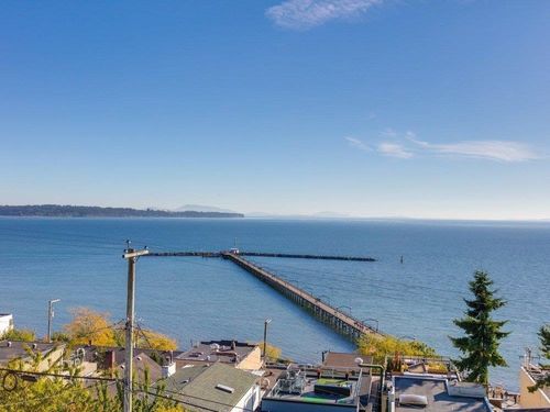 15061 Victoria Ave, White Rock, BC, V4B1G4 | Card Image