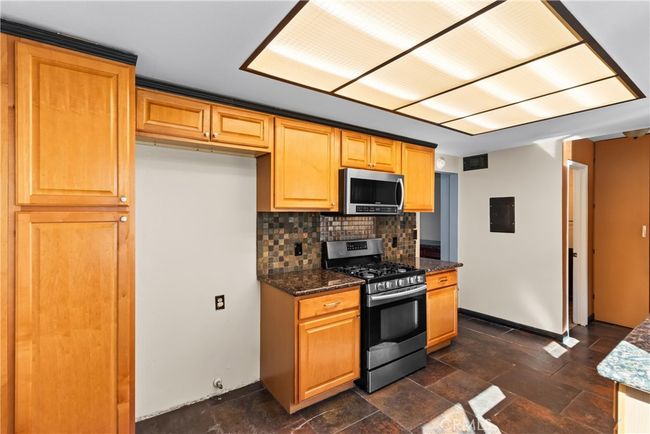 UNIT-13 - 8933 Willis Ave, Townhouse with 2 bedrooms, 3 bathrooms and 2 parking in Panorama City CA | Image 12