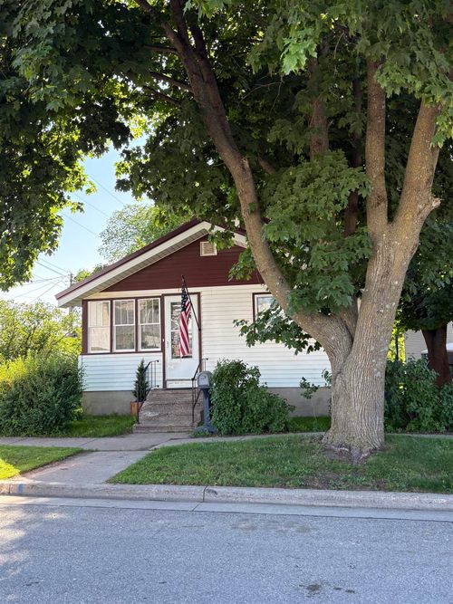 115 N Prairie St, PRAIRIE DU CHIEN, WI, 53821-1438 | Card Image