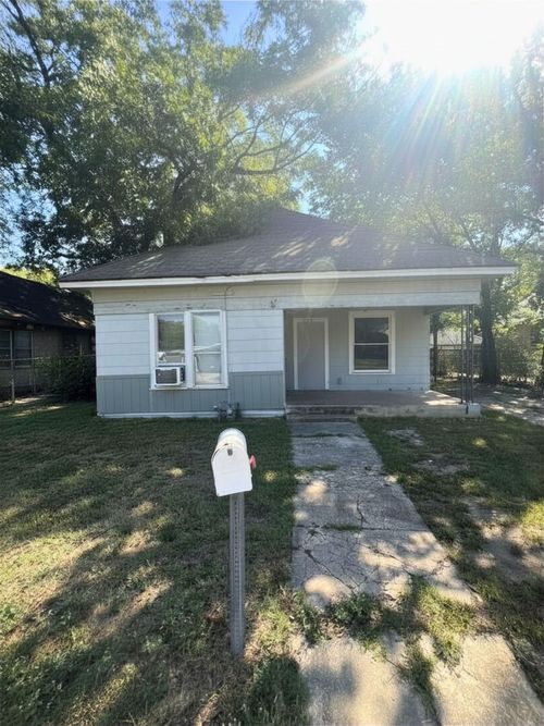 728 Ritchey St, Gainesville, TX, 76240-3533 | Card Image