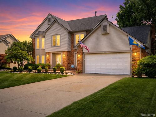 19364 Gill Rd, Livonia, MI, 48152-1117 | Card Image