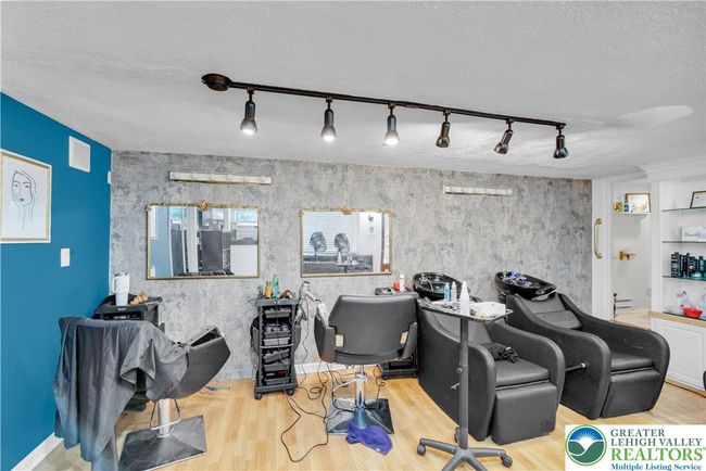 salon | Image 32