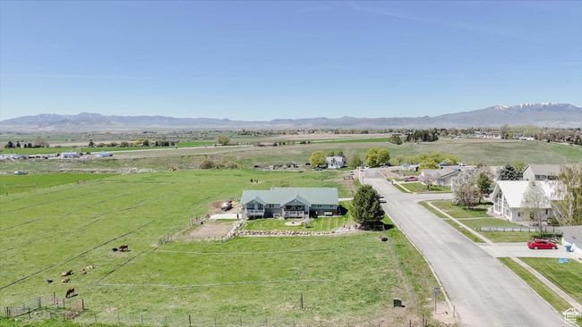 Overview of rural landscape featuring mountains | Image 10