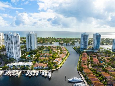 605 - 21055 Yacht Club Dr, Condo with 3 bedrooms, 2 bathrooms and null parking in Aventura FL | Image 2