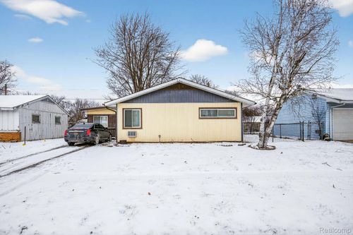 2835 Kensington Dr, Saginaw, MI, 48601-4568 | Card Image