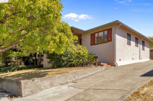 7415 Circle Hill Dr, Oakland, CA, 94605-2621 | Card Image