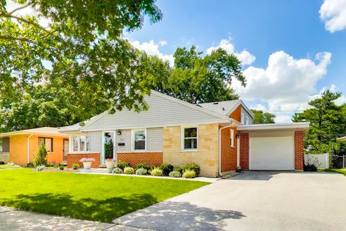 586 E Park Ave, Elmhurst, IL, 60126-3646 | Card Image