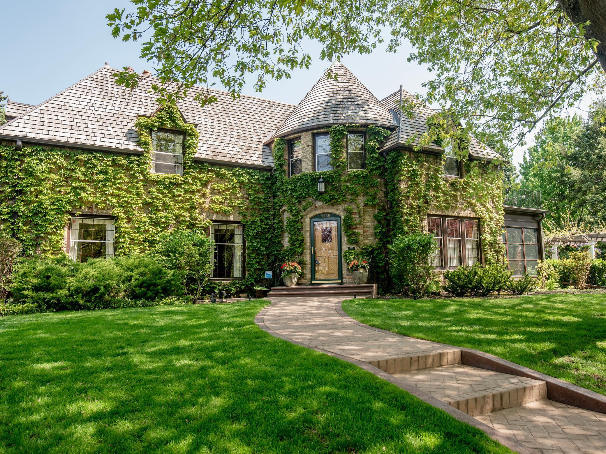 Beechwood Pl, Saint Paul, MN 55116