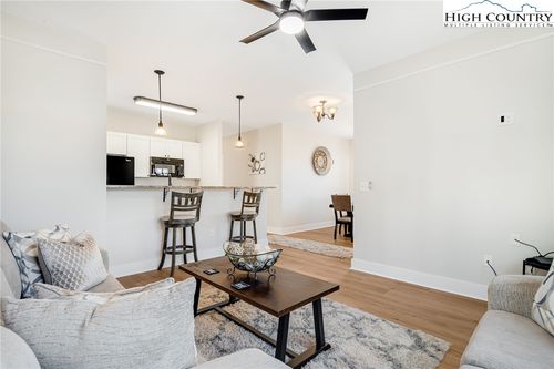 11 Byrdcliffe Ln, Asheville, NC, 28805-4504 | Card Image