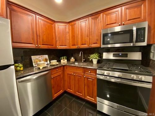 327-2b-327 Brook Ave, Bay Shore, NY, 11706-5632 | Card Image