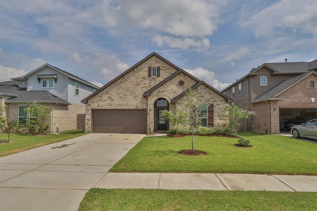Crescent Lake Cir, Baytown, TX 77521
