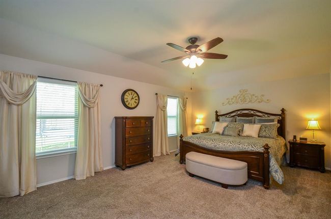 Look at the size of this master bedroom!! | Image 15