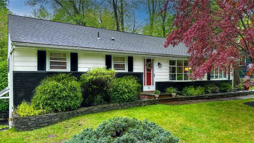 11 Woodland Dr, New Paltz, NY, 12561-2731 | Card Image