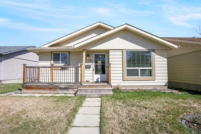 19 Erin Park Bay Se, Home with 4 bedrooms, 2 bathrooms and 2 parking in Calgary AB | Image 2