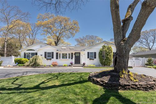 545 Spruce Ave, Sayville, NY, 11782-3322 | Card Image
