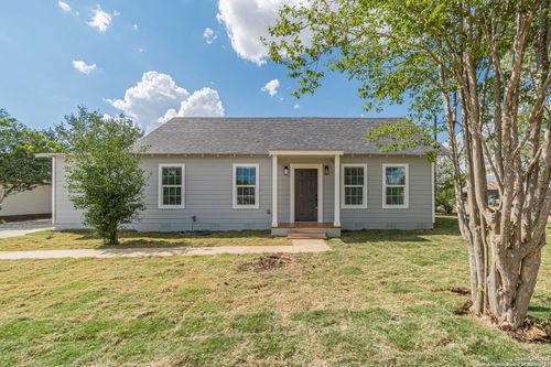 915 Olive St, Jourdanton, TX, 78026-2923 | Card Image