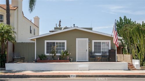 711 Huntington St, Huntington Beach, CA, 92648-4753 | Card Image
