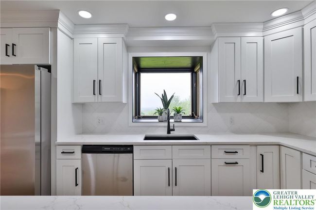 5470 Summit St, House other with 3 bedrooms, 3 bathrooms and null parking in Whitehall PA | Image 17