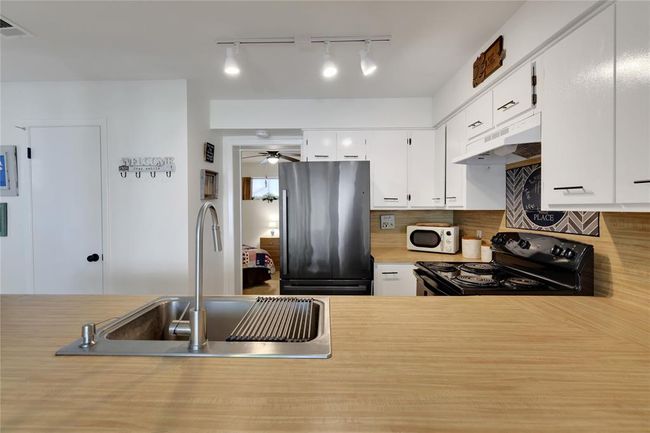 The functional kitchen has everything you need! | Image 9