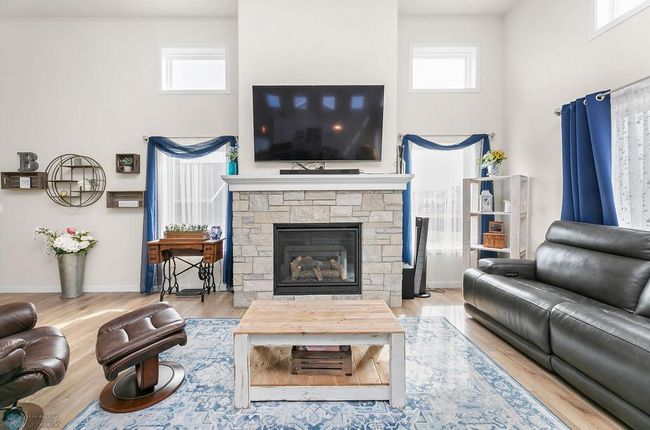 Living Area & Fireplace | Image 6
