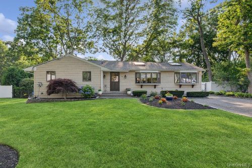 61 Timber Dr, Calverton, NY, 11933-1125 | Card Image