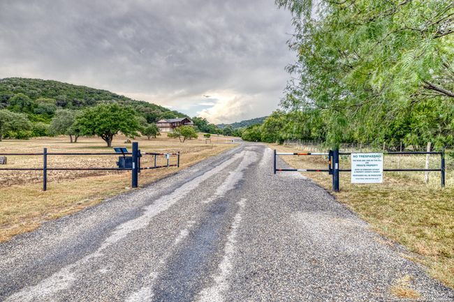 457 N Tomahawk Way, House other with 4 bedrooms, 3 bathrooms and null parking in Concan TX | Image 66