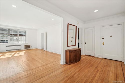 3h-1-1 Meadow Pl, Hempstead, NY, 11550 | Card Image
