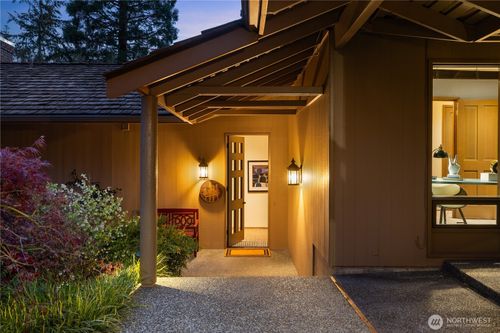 8440 W Mercer Way, Mercer Island, WA, 98040-5633 | Card Image