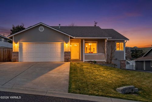 906 Crestview Dr, Selah, WA, 98942-8866 | Card Image