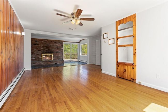 Spacious Living Room with Built-ins | Image 4