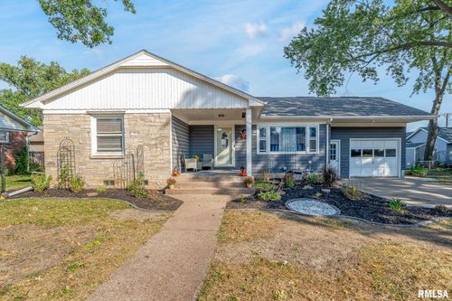 216 Central Dr, Eldridge, IA, 52748-1210 | Card Image
