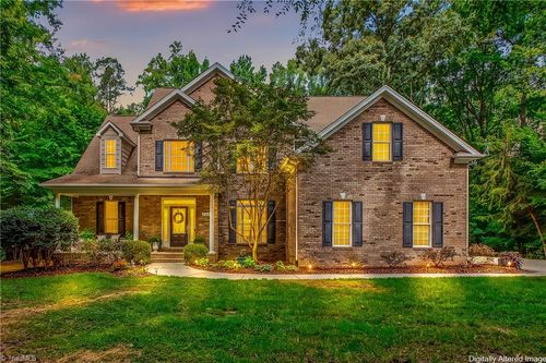 882 Horneytown Rd, High Point, NC, 27265-9208 | Card Image