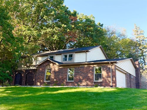 30129 Deer Run, Farmington Hills, MI, 48331-6010 | Card Image
