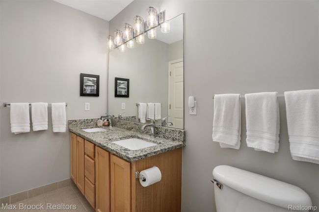 Main Level Primary Bathroom | Image 19