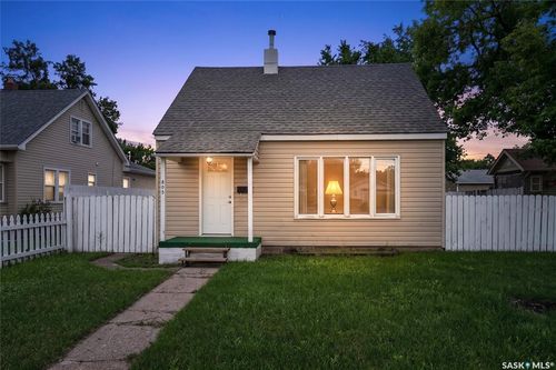 805 Athabasca Street E, Moose Jaw, SK, S6H0M6 | Card Image