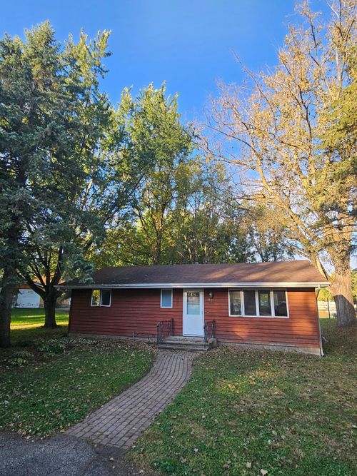902 Marian St, Waterville, MN, 56096-1186 | Card Image