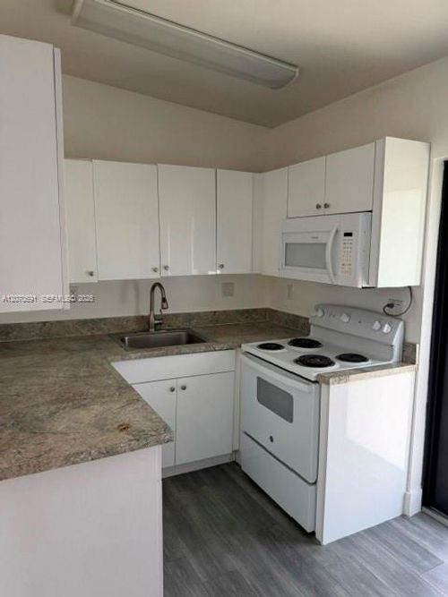 0-550 Nw 131st St, North Miami, FL, 33168-3713 | Card Image