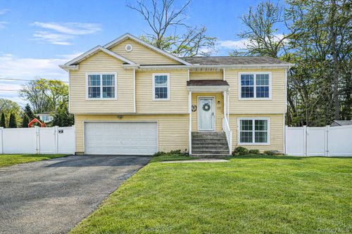 22 Poseidon Rd, Rocky Point, NY, 11778-9684 | Card Image