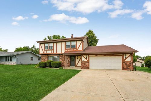 15170 W Kingsway Drive, New Berlin, WI, 53151 | Card Image