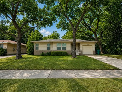 2708 Hunter St, Fort Worth, TX, 76112-5526 | Card Image