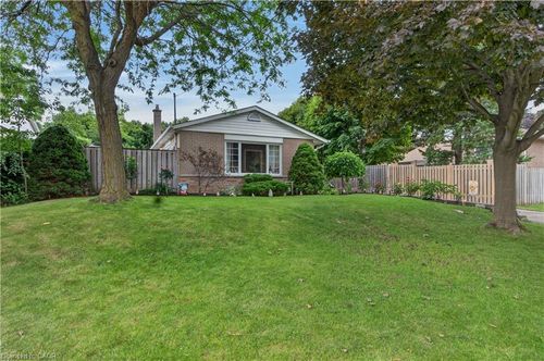 3 Cumbrian Crt, House with 3 bedrooms, 2 bathrooms and 5 parking in Brampton ON | Card Image