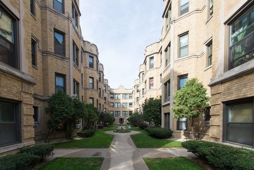 bw-4054 N Sheridan Rd, Chicago, IL, 60613-2083 | Card Image