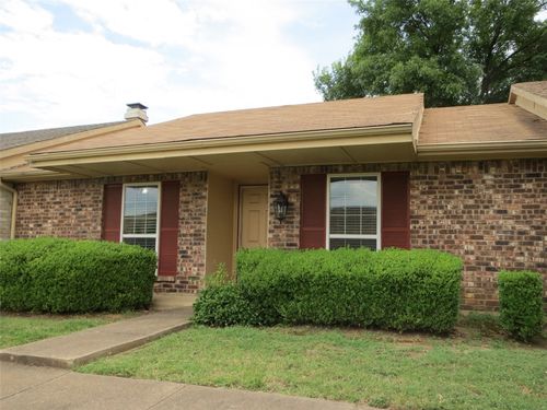 26-5 E Townhouse Ln, Grand Prairie, TX, 75052-5922 | Card Image